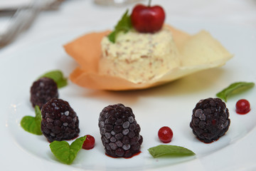 Dolce con crema e frutti di bosco servito in un ristorante