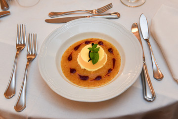 Dolce con crema e frutti di bosco servito in un ristorante