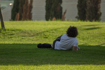 Fototapeta premium Hombre descansando en el césped