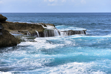 Naklejka premium Wave at seashore called Devil's Tear of Nusa Lembongan, Bali, Indonesia