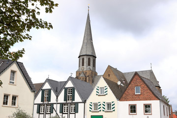 Fototapeta na wymiar Fassaden im Zentrum der Zollfeste Zons, mit Kirche St. Martinus