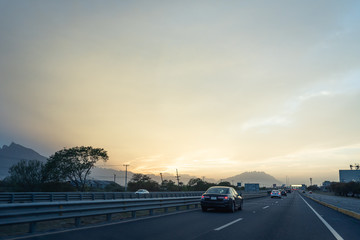 Atardecer en carretera