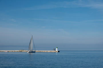 Segelboot und Leuchtturm