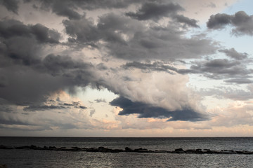 La sera guardando il mare ed il cielo minaccioso ma sempre fantastico © Mario