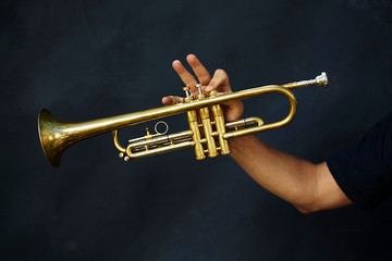 detalle de instrumento de viento trompeta