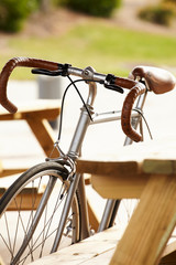 bicicleta aparcada en la ciudad