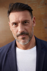 hombre apuesto posando serio mirando a camara