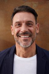 retrato de hombre sonriente