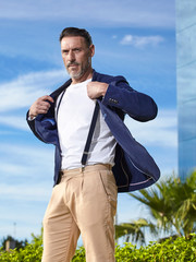 hombre de mediana edad vistiendo una chaqueta azul