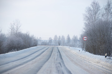 Obraz premium Snowy winter road. Winter fairy tale. Ride on a winter road.