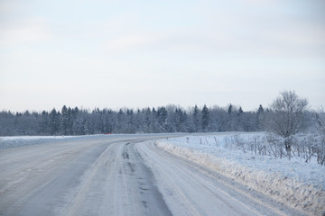 Obraz premium Snowy winter road. Winter fairy tale. Ride on a winter road.