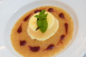 dolce di pannacotta servito in un piatto nella cucina di un ristorante