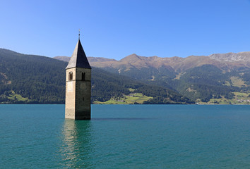 Der versunkene Kirchturm im Reschensee in Italien