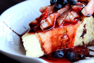 Cheesecake de fresas y moras closeup