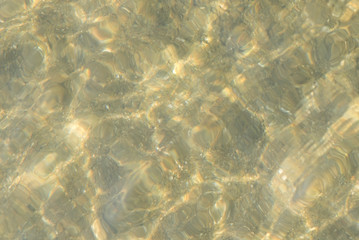 きらめき済んだ海の波