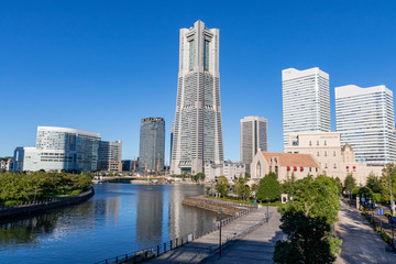 Fototapeta na wymiar 水面に反射する横浜ランドマークタワー