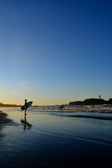 江ノ島とサーファー