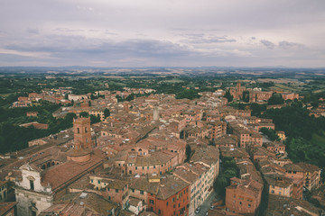 Obraz premium Panoramic view of Siena city with historic buildings and streets