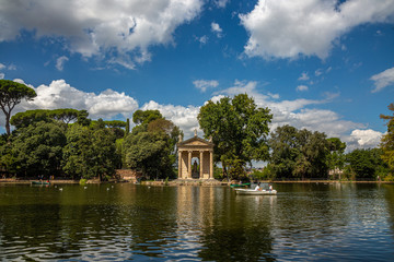 Fototapeta na wymiar Lake and building in Borghese garden