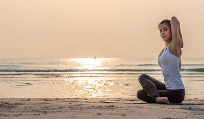 Fototapeta na wymiar Asian yoga woman doing exercise on the beach.