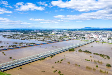 利根川中流域の増水を筑波山を背景に常磐線鉄橋付近で俯瞰撮影