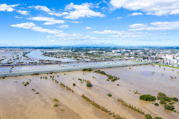 利根川中流域の増水を筑波山を背景に常磐線鉄橋付近で俯瞰撮影