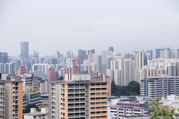 Obraz premium Residential building in a large city, there are many living people.