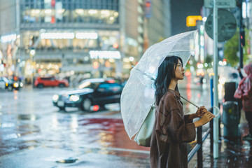 雨の都会の女性