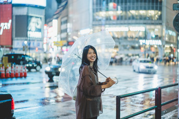 雨の都会の女性