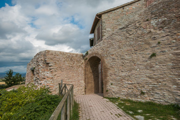 Fototapeta na wymiar Mura del castello di Fossato di Vico in Umbria