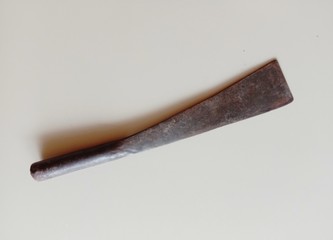 Old knives are rusty, poorly used, lacking maintenance from the owner for a long time.
