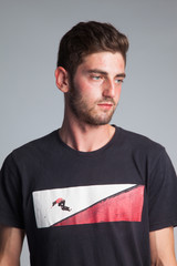 Retratos de un modelo, haciendo gestos con la cara y con las manos