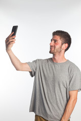 Joven haciéndose un selfie con un teléfono inteligente