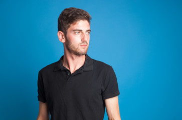 Retratos de un modelo, haciendo gestos con la cara y con las manos