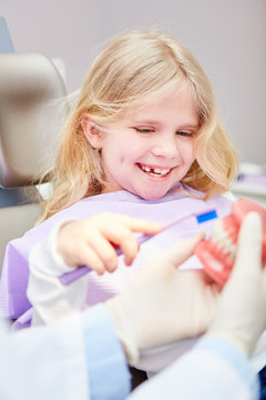 Kind als Patient beim Zahnarzt lernt Z&auml;hne putzen