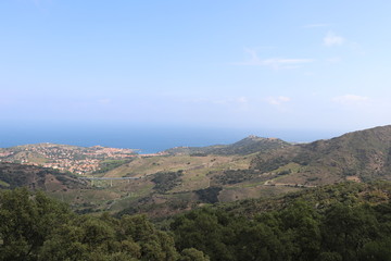 Fototapeta na wymiar vue sur la mer et Collioure