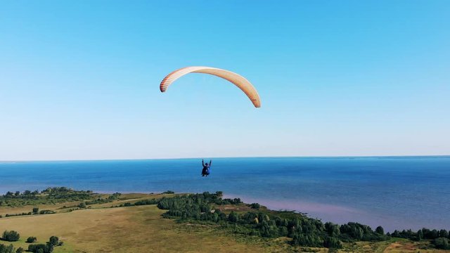 Parawing flight of two people in a tandem