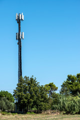 Obraz premium Telecommunication 5G transmitters. GSM antenna on blue sky.