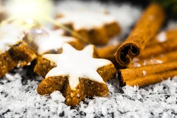 Zimtsterne Zimtstangen Weihnachten im Schnee Dekoration