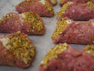 cannoli di carne con formaggio e pistacchio