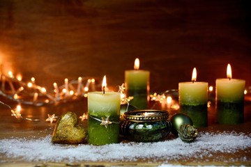Weihnachtskarte - vierter Advent - Weihnachtsdekoration mit grünen Kerzen 