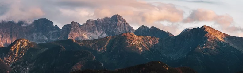 Fotobehang Tatra Bergtoppen bij zonsondergang. Tatra-gebergte in Polen.