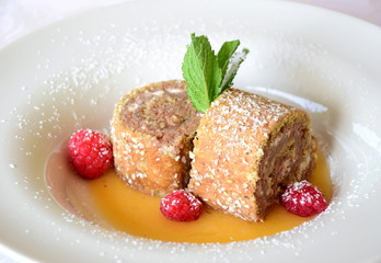 Biskuitroulade - Biskuitrolle - Nachspeise Dessert am Buffet mit Himbeeren und Mangosauce