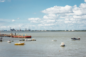 Fototapeta na wymiar bateaux au port industriel