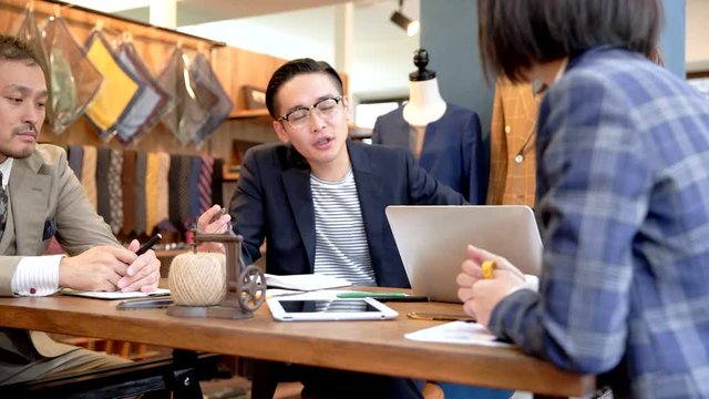 オフィスや店舗で会議や接客をする4人（アパレル・ブランディング・ファッション）
