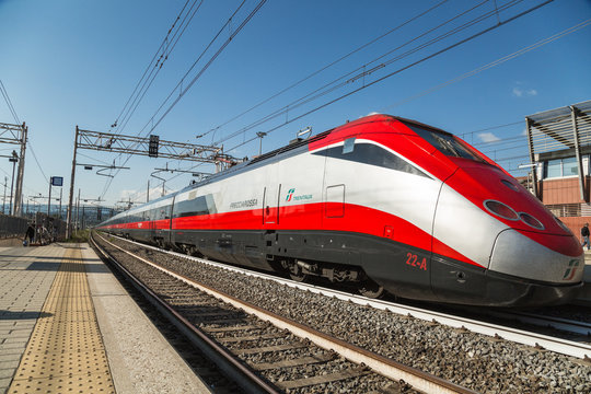 Treno alta velocità Frecciarrosa di Trenitalia in arrivo a Firenze