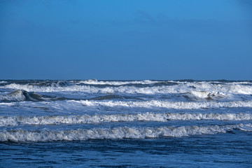 Starker Wellengang an der hölländischen Nordseeküste im Winter