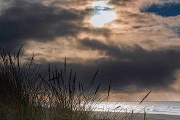 Dramatische Wolkenbildung über dem Strand bei Egmond aan Zee/NL