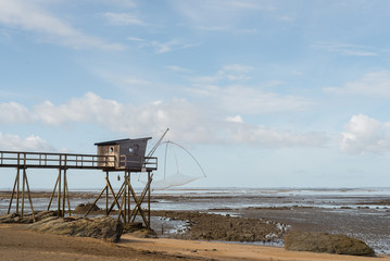 une pêcherie traditionnelle. Un bâtiment de pêche. Une maison sur pilotis pour la pêche traditionnelle à Pornic