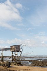pêcherie traditionnelle. bâtiment de pêche. maison sur pilotis pour la pêche traditionnelle à...